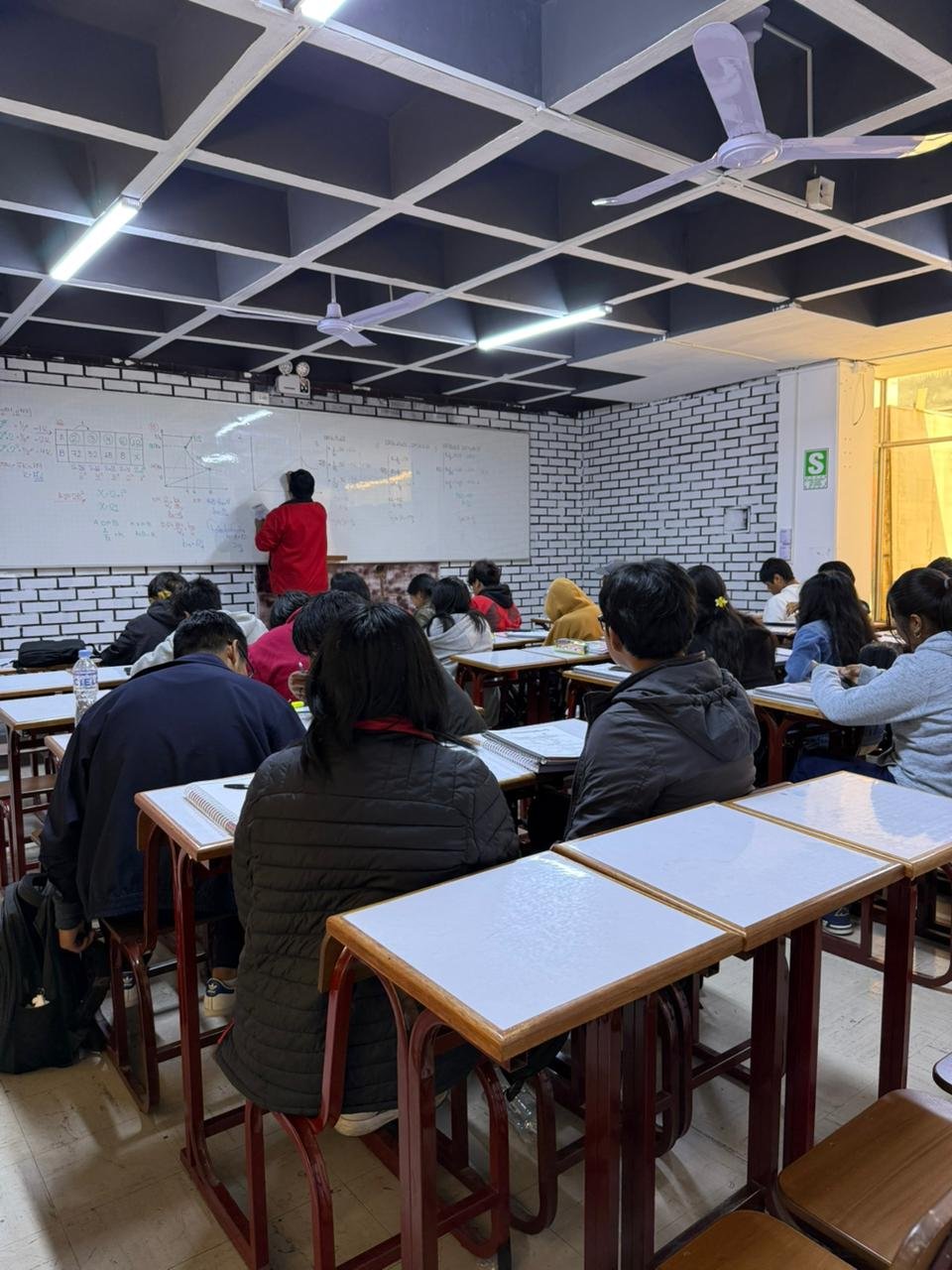 Alumnos interactuando en laboratorio
